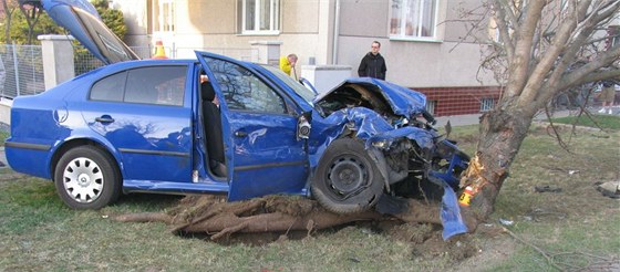 Policejní vz v civilním provedení (na snímku) pi pronásledování motorkáe