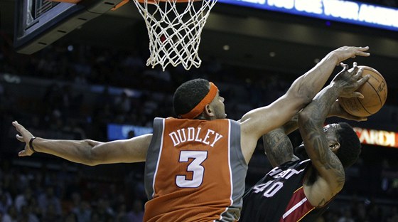 Jared Dudley z Phoenixu blokuje Udonise Haslema z Miami.