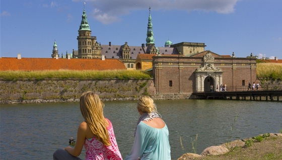 Dánský zámek Kronborg pitahuje turisty z celého svta. Práv sem umístil