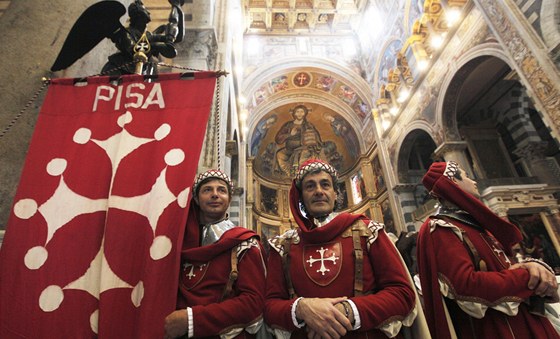 Obyvatelé Pisy v historických kostýmech slaví píchod roku 2013.