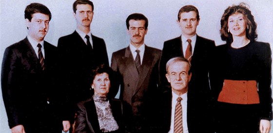 Rodinný portrét vládnoucí syrské dynastie z roku 1985. Tehdejí vládce zem