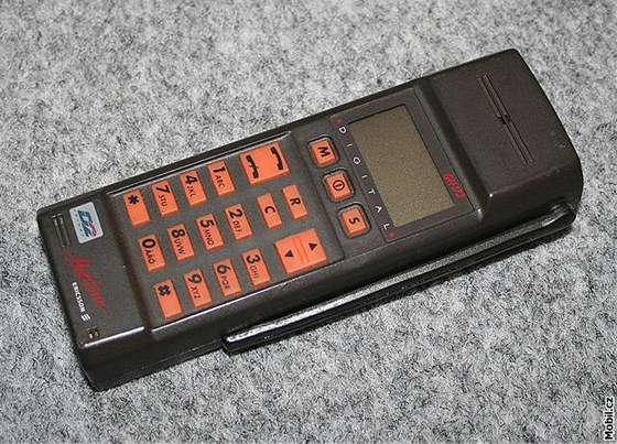 Mobilní telefony ze sbírky Vladimíra Vítka