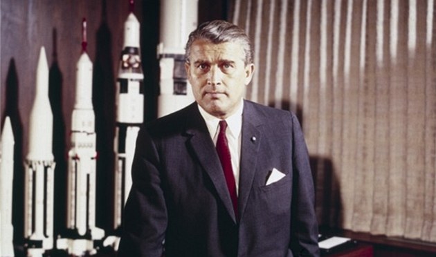 Wernher von Braun (1912 - 1977), americký raketový konstruktér německého původu. Wernher von Braun (1912 - 1977), americký raketový konstruktér německého původu.