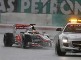 Lewis Hamilton následuje safety car.