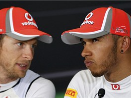 TMOV KOLEGOV. Brit piloti formule 1 Jenson Button (vlevo) a Lewis Hamilton