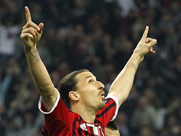 ZASE JÁ. Zlatan Ibrahimovi zaídil oba góly AC Milán v souboji s AS ím a jeho...