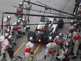 RYCHLÁ OPRAVA. Mechanici McLarenu museli bleskov opravit vz Jensona Buttona,...