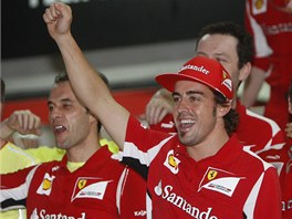 S TÝMEM. O svou radost se vítzný Fernando Alonso podlil i s mechaniky stáje...
