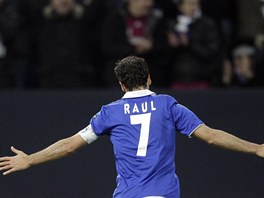 DOMÁCÍ HVZDA. Raúl si uívá aplausu tribun po své druhé brance v utkání...