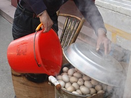 V ínském mst Tung-Jang se prodávají vejce vaená v moi. (26. bezna 2012)