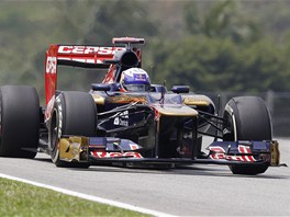 Daniel Ricciardo ve voze Toro Rosso v trninku Velk ceny Malajsie.