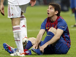TE SE MUSÍM OBOUT. Barcelonská hvzda Lionel Messi se trochu vyítav dívá po...