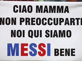 JSME VE FORM, V POHOD. To stojí na transparentu fanouk AC Milán, kteí si...