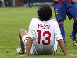LUTÁ KARTA. Alessandro Nesta, obránce AC Milán, dostal za zákrok na Lionela...