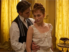 Robert Pattinson a Kristin Scott Thomasov ve filmu Milek (2012)