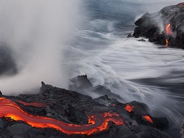 Vzdálenost 9,6 km z kráteru k moi urazí havá "eka" vulkánu Kilauea za tyi...