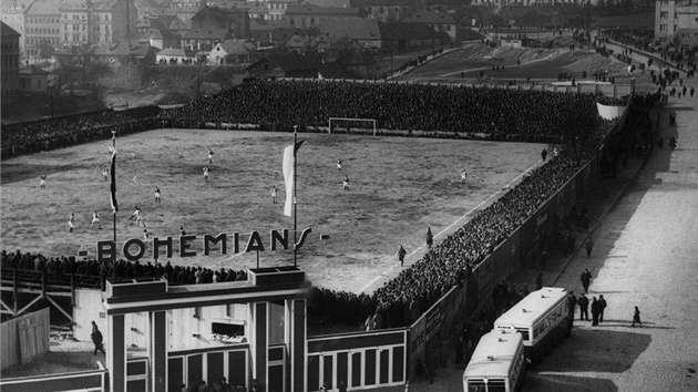 Stadion byl otevřen 27. března 1932, první utkání sehrála Bohemka se Slavií. Ve Stadion byl otevřen 27. března 1932, první utkání sehrála Bohemka se Slavií. Ve
