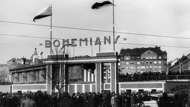 V den otevení stadionu musela být kvli obrovskému zájmu lidí posílena MHD.