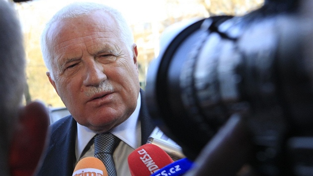 Prezident Václav Klaus ped semináem o schodku rozpotu. (26. bezna 2012)