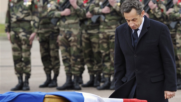 Francouzsk prezident Nicolas Sarkozy na pohbu zabitch vojk v Montaubanu (21. bezna 2012)