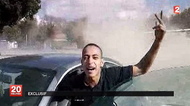 Mohammad Merah na rok a pl starých zábrech, na kterých ádí v BMW. 