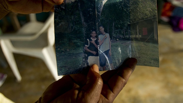 Teta Adriana Vasqueze ukazuje snímek svého synovce z rodinného archivu