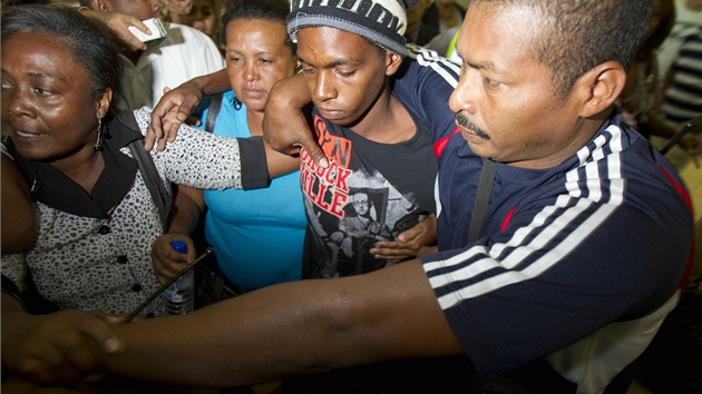 Mladíka, který pracuje v Panam v jednom z turistických resort, vítaly po jeho
