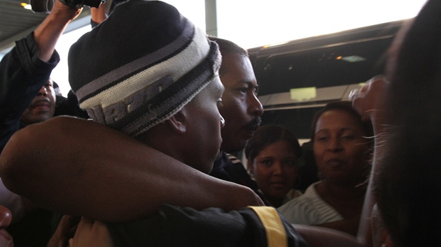 Mladého troseníka vítaly po jeho návratu do Panamy davy lidí (28. bezna 2012)