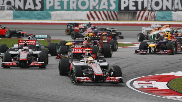 ZÁVOD ZAÍNÁ! V ele Velké ceny Malajsie jede Lewis Hamilton.
