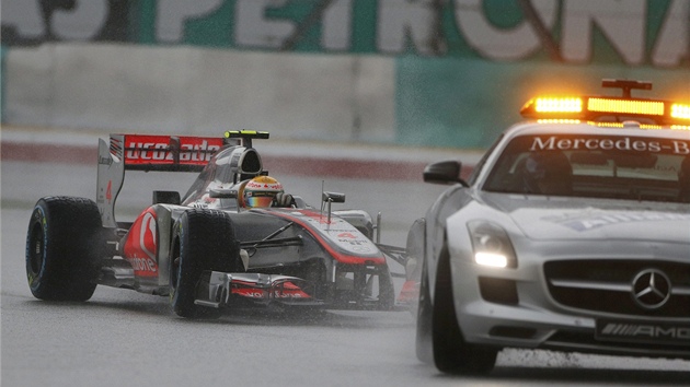 Lewis Hamilton následuje safety car.