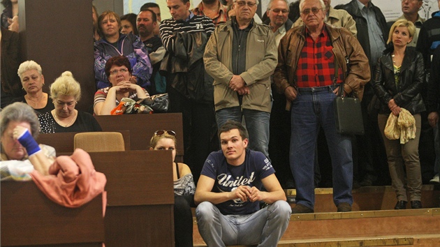 Lidé z Karviné zcela zaplnili pednákový sál Slezské univerzity, kde zástupci