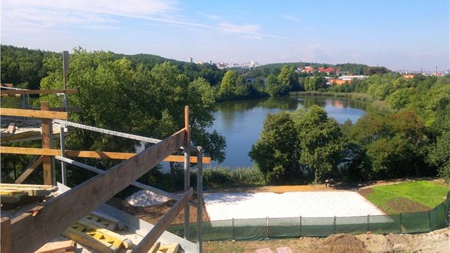 Pohled na rybník z balkonu rozestavěného bytu, součastí nového areálu je i Pohled na rybník z balkonu rozestavěného bytu, součastí nového areálu je i