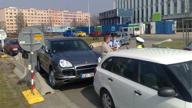 Prask lobbista a podnikatel Roman Janouek stoj u svho Porsche Cayenne pot, co havaroval opil. (23. bezna 2012)