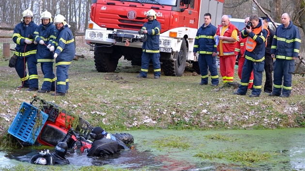 Hasii vyproovali idie a tykolku z rybníku mezi Dolními Nivami a