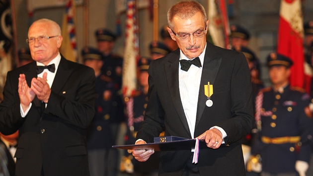 Praský hrad 28.10. 2011 - Emil Viklický pevzal státní vyznamenání z rukou...