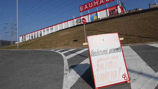 Soudn tahanice o Bauhaus v Ivanovicch se thnou u pl roku a zdaleka nekon. Obchod u stoj, ale je zaven (25. bezen 2012). 