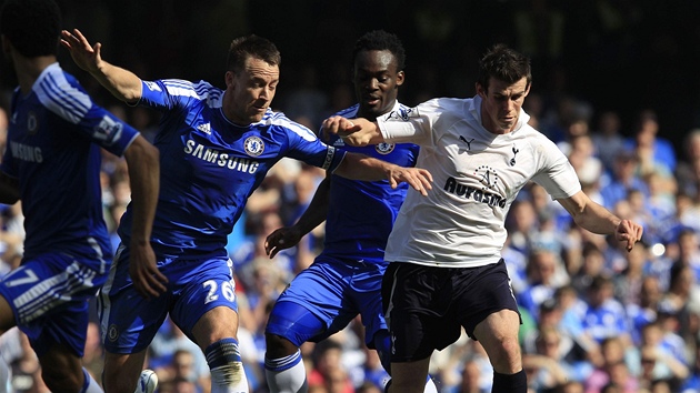 SKRZ MODROU ZE. Tottenhamský Gareth Bale (v bílém) se zkouí probít obranou