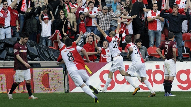 SEÍVANÝ ÚDER. Obránce Martin Latka slaví první gól praského derby se Spartou. 