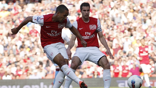 DRUH ZSAH. Theo Walcott pidal druh gl Arsenalu v souboji s Aston Villou. 
