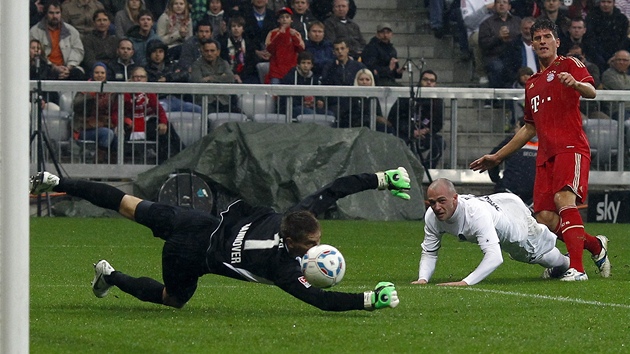 MARN SKOK. Brank Hannoveru Ron-Robert Zieler nedoshl na stelu domcho tonka Maria Gomeze a jeho tm nakonec Bayernu Mnichov podlehl. 