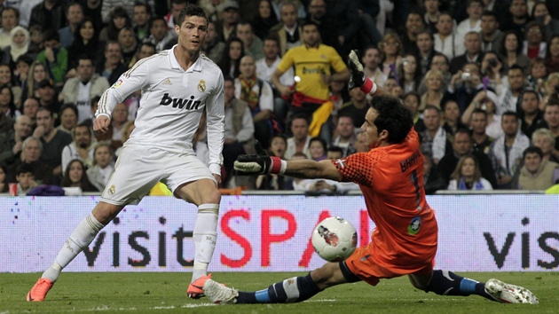 SVTIV KOPAKY. Madridsk opora Cristiano Ronaldo ukzal i proti Realu Sociedad, jak snadno um stlet gly. 