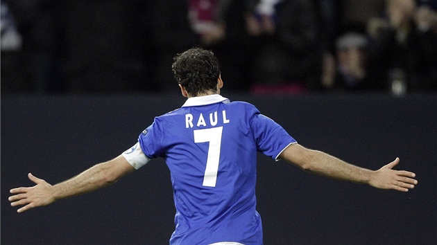 DOMÁCÍ HVZDA. Raúl si uívá aplausu tribun po své druhé brance v utkání...