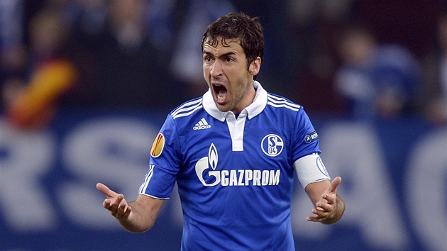 POJTE HRÁT! Zkuený Raúl hecuje své spoluhráe ze Schalke ve tvrtfinále...