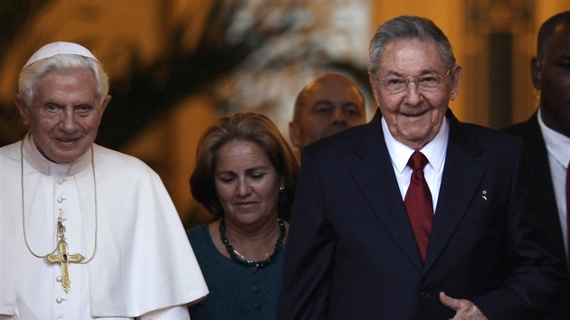 Pape Benedikt XVI. s kubánským prezidentem Raúlem Castrem po vzájemné schzce,
