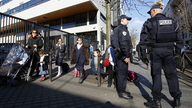 Francouzt policist hldkuj ped idovskou kolou v Pai pot, co neznm tonk zabil ti dti a uitele ped idovskou kolou v Toulouse. (19. bezna 2012)