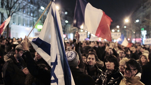 Obyvatel Pae vyli do ulic k tichmu pochodu, kterm uctili obti pondln stelby ped idovskou kolou v Toulouse (19. bezna 2012)