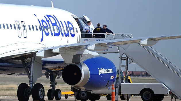 Bezpenostní sloky na palub letadla JetBlue Airways, které muselo neekan...