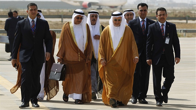Delegace ze Spojených arabských emirát po píletu do Bagdádu. Irácká metropole