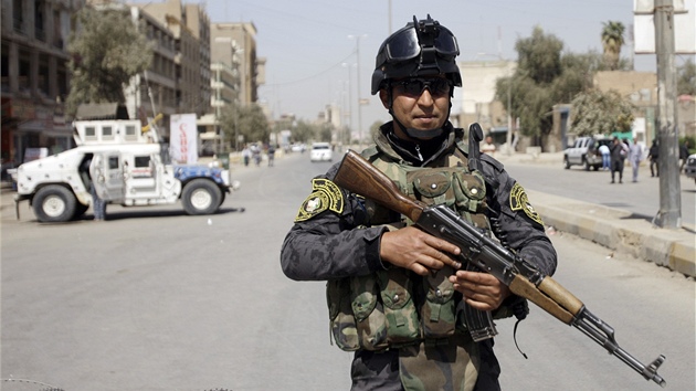 Irácké bezpenostní sloky steí checkpoint v centru Bagdádu. Msto kvli...