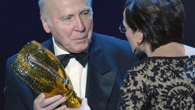 Operní pěvec René Tuček s Thálií za celoživotní přínos opeře. Předává mu ji Operní pěvec René Tuček s Thálií za celoživotní přínos opeře. Předává mu ji